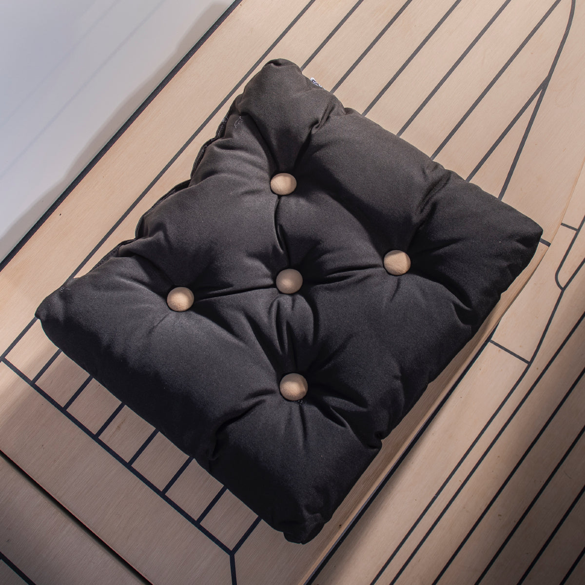 Bootkussen met knopen ARC Marine zwart enkel sfeerfoto op de houten vlonder van een boot