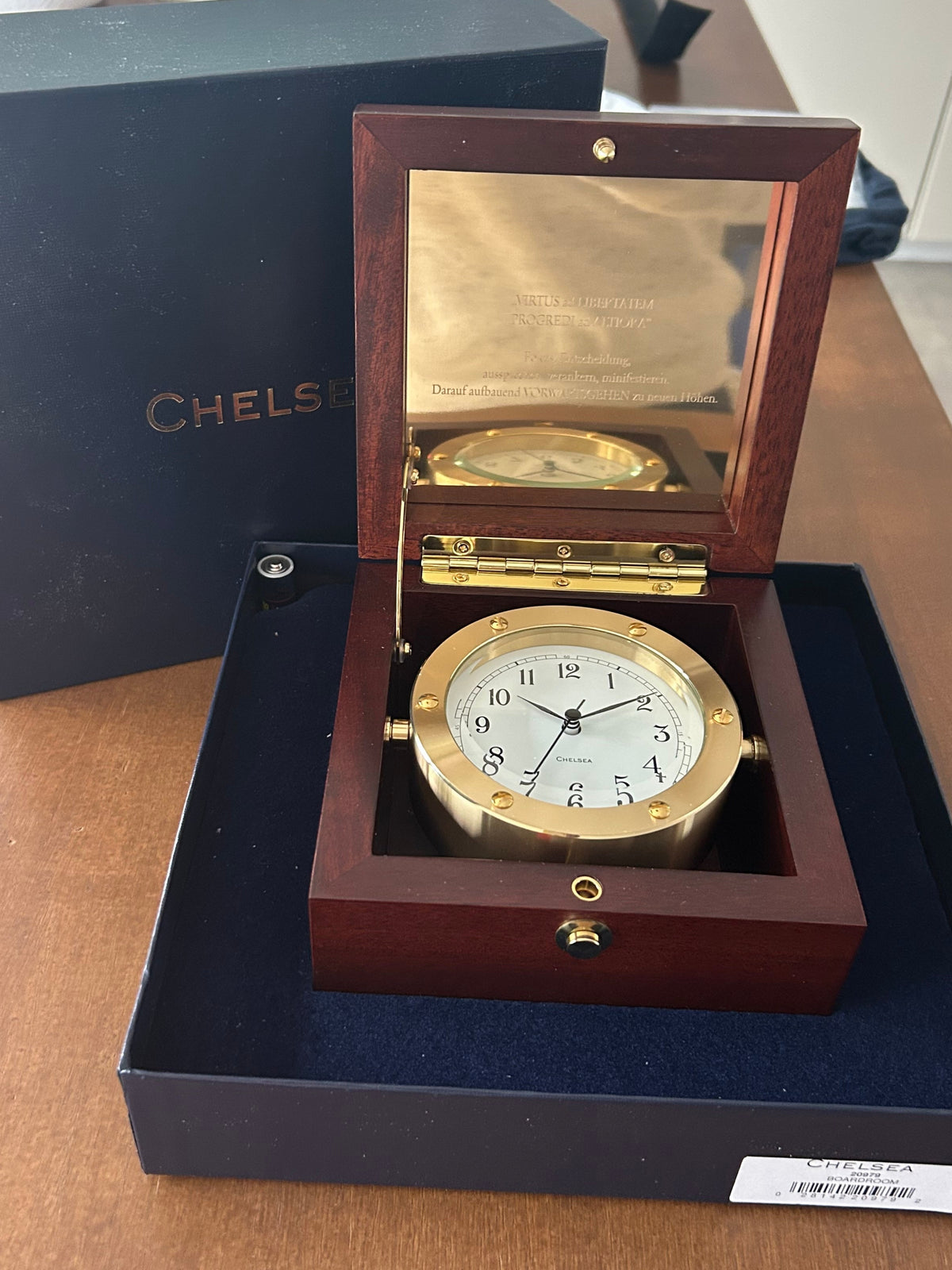 Chelsea_Clock_box_clock_in_cadeau_verpakking_met_gepersonaliseerde_graveerplaat