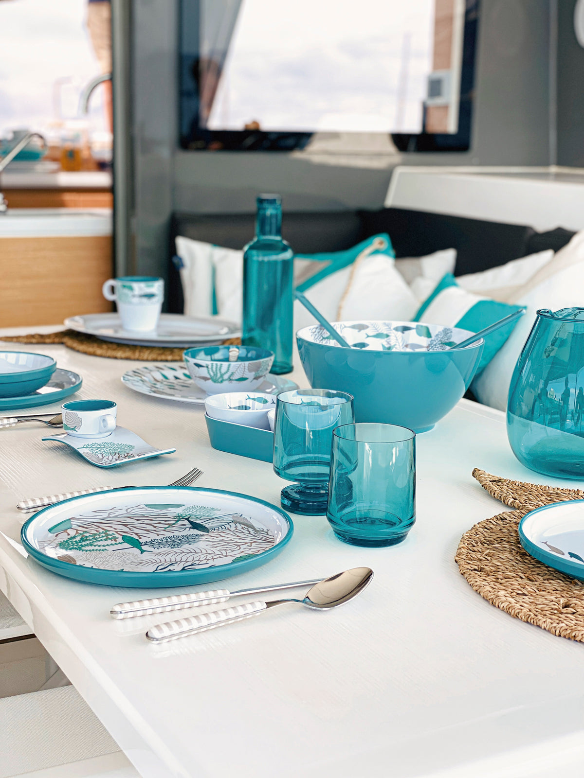 Coastal melamine servies turquoise onderkant met Bahamas servies op gedekte tafel 