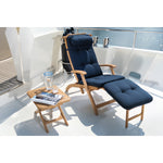 Deckchair Steamer - teakhout, inklapbaar (170 x 95 cm) op een boot met bijzettafel en een navy kleurige kussen
