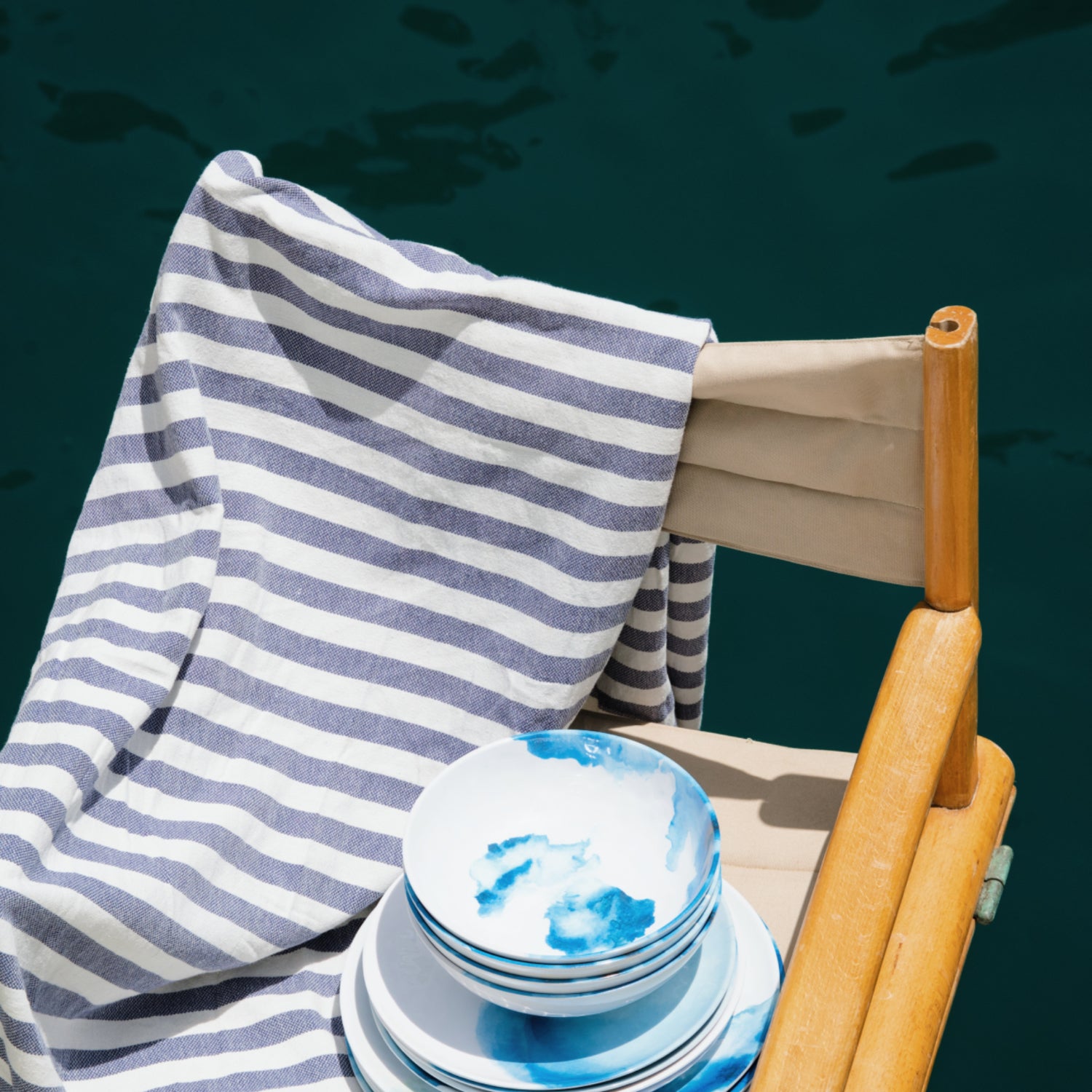 Deep sea dinner set op een stoel bij het water