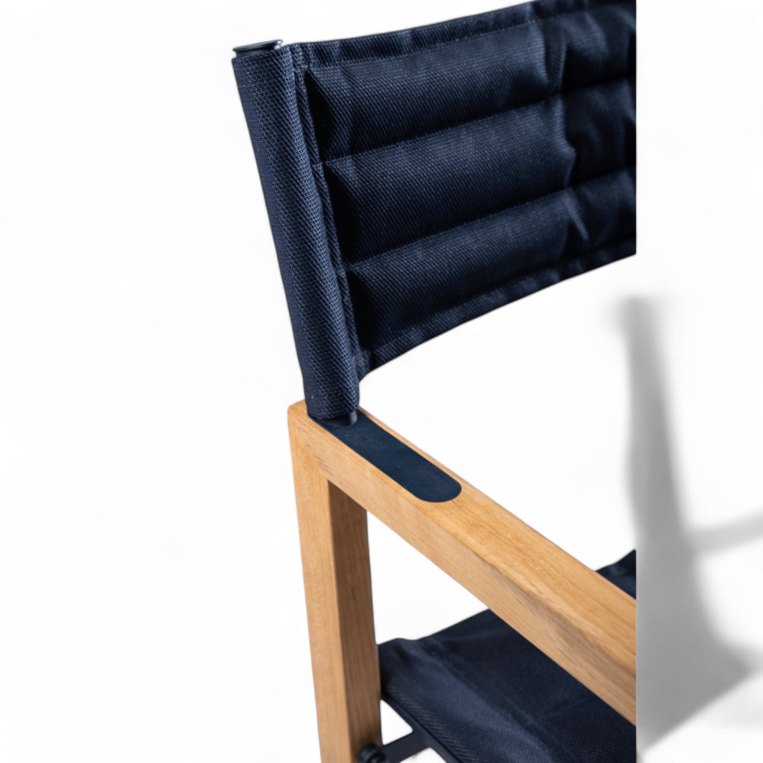 Design regisseursstoel The Square - teakhout, inklapbaar Ocean blauw ingezoomd detail leuning en rugzitting