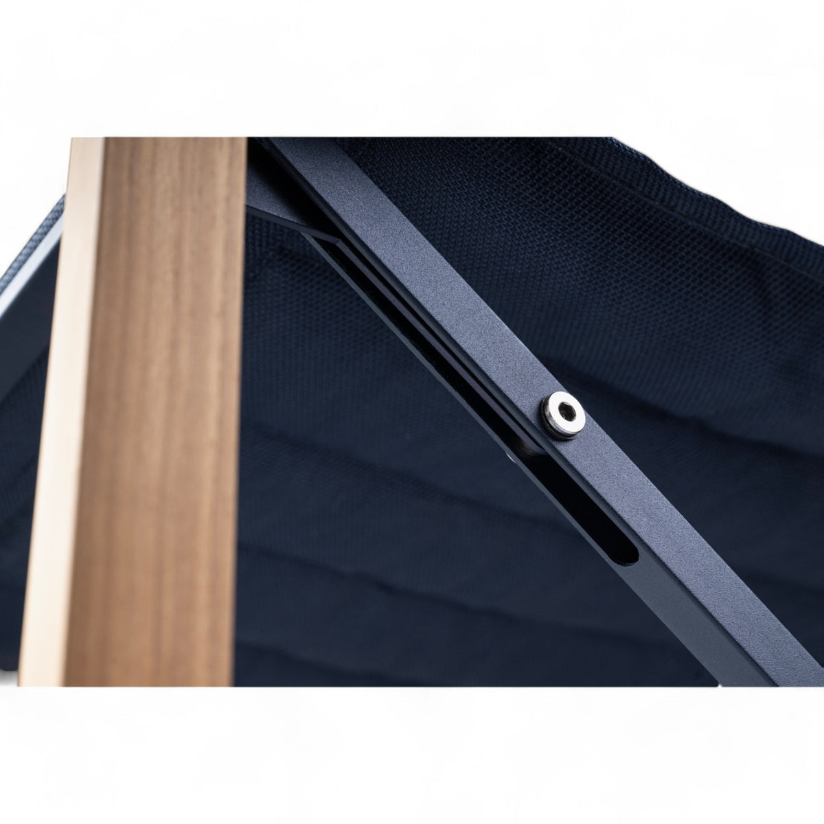 Design regisseursstoel The Square - teakhout, inklapbaar Ocean blauw ingezoomd detail scharnieren