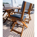 Detail foto van regisseursstoel The Edge forza zwart met teak San Remo tafel setting op boot