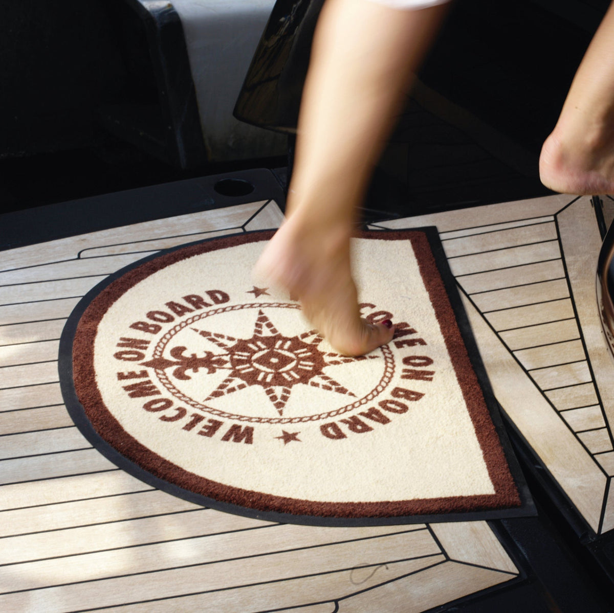 Deurmat Welcome on board – antislip, voor een nautisch welkom, voet die op de mat stapt