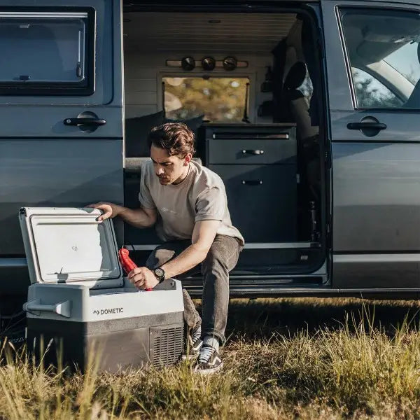 Dometic CFF koolbox next to a campervan 