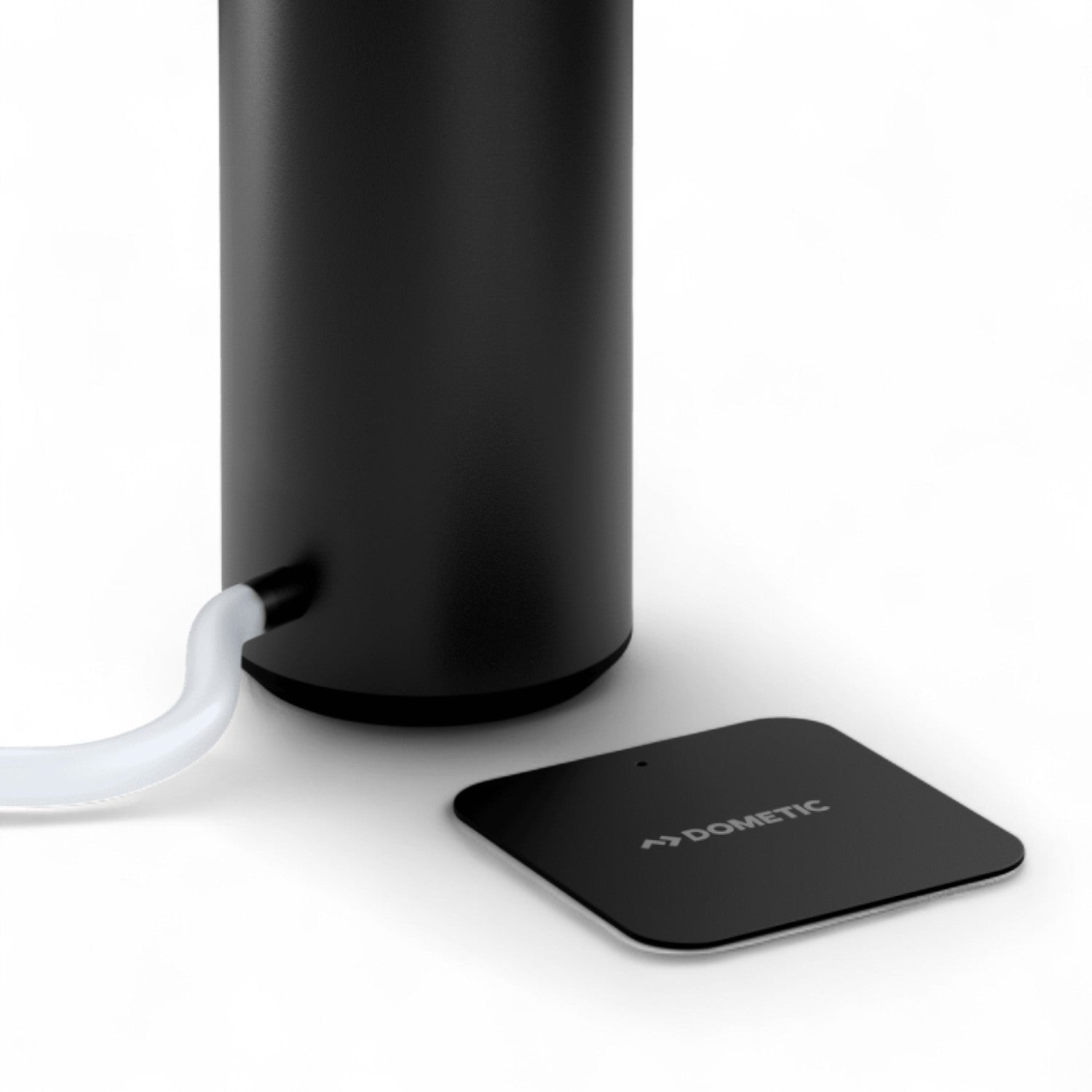 Dometic GO Hydration Water Faucet – oplaadbare, draagbare waterkraan voor buiten in de kleur zwart, met magnetisch plaatje ingezoomd op het logo