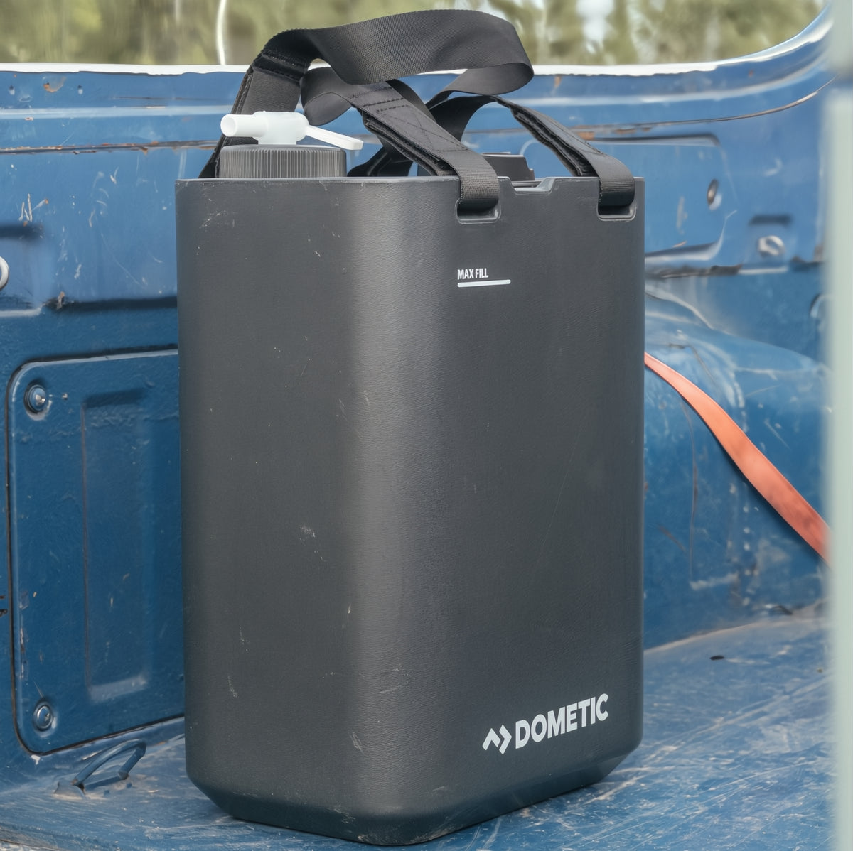 Dometic GO zwarte watertank 11L - draagbaar, compact, in slate zwart zij aanzicht gebruikt in de achterbak van een auto