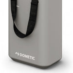 Dometic Go 11 liter watertank in kleur ash, lichtgrijs met zwart dop en zwart hengsel ingezoomd op het logo