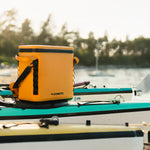 Dometic PSC19 Soft Cooler – waterdichte koeltas met top isolatie, 19 liter,in kleur Glow op een kano rustend aan het water