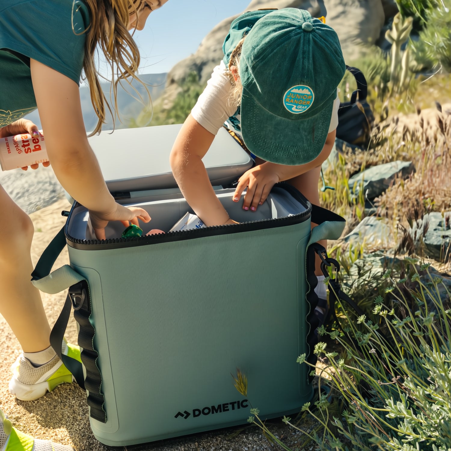 Dometic_PSC19_koeltas_met_2_kinderen_die_eten_uit_de_koeltas_halen