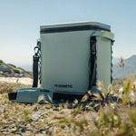 Dometic_PSC19_koeltas_moss_sfeerbeeld_in_de_bergen