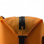Dometic PSC22BP koelrugzak – waterdichte koeltas backpack 22L in kleur Glow  ingezoomd op de ritssluiting 