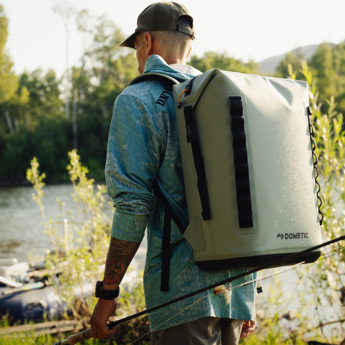 Dometic PSC22BP koelrugzak – waterdichte koeltas backpack 22L in kleur Moss, op de rug van een backpacker lopend in de natuur