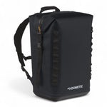 Dometic PSC22BP koelrugzak – waterdichte koeltas backpack 22L in kleur Slate van de zijkant gezien met brand naam Dometic op voorkant