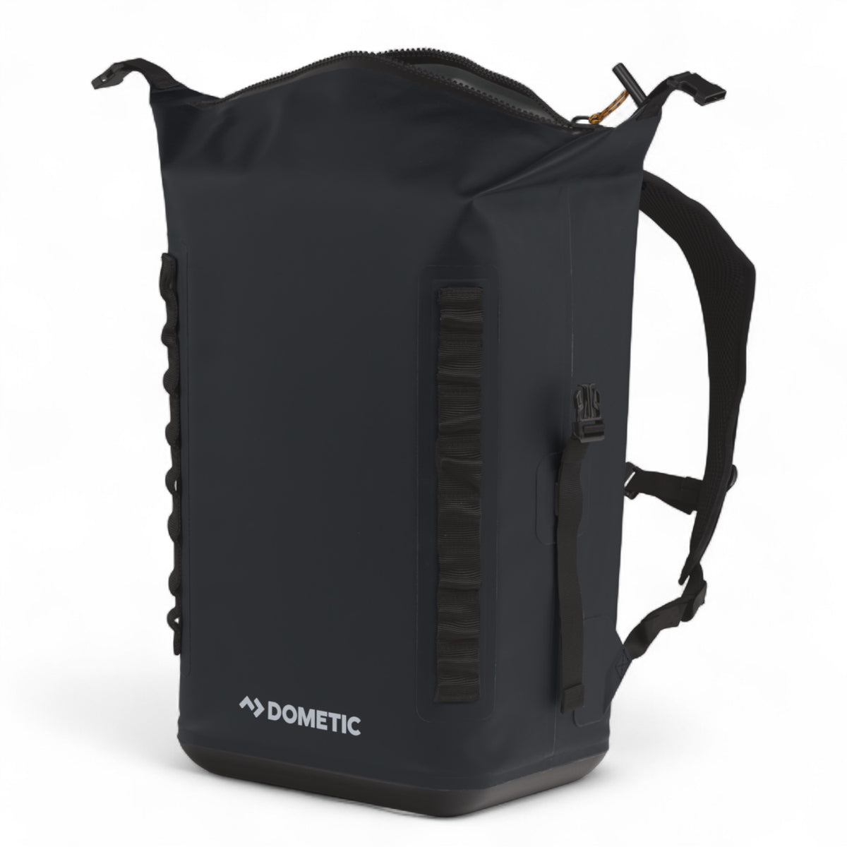 Dometic PSC22BP koelrugzak – waterdichte koeltas backpack 22L in kleur Slate vrijstaand met zicht op voorzijde met handige zijstrips voor opbergruimte van kleine spullen