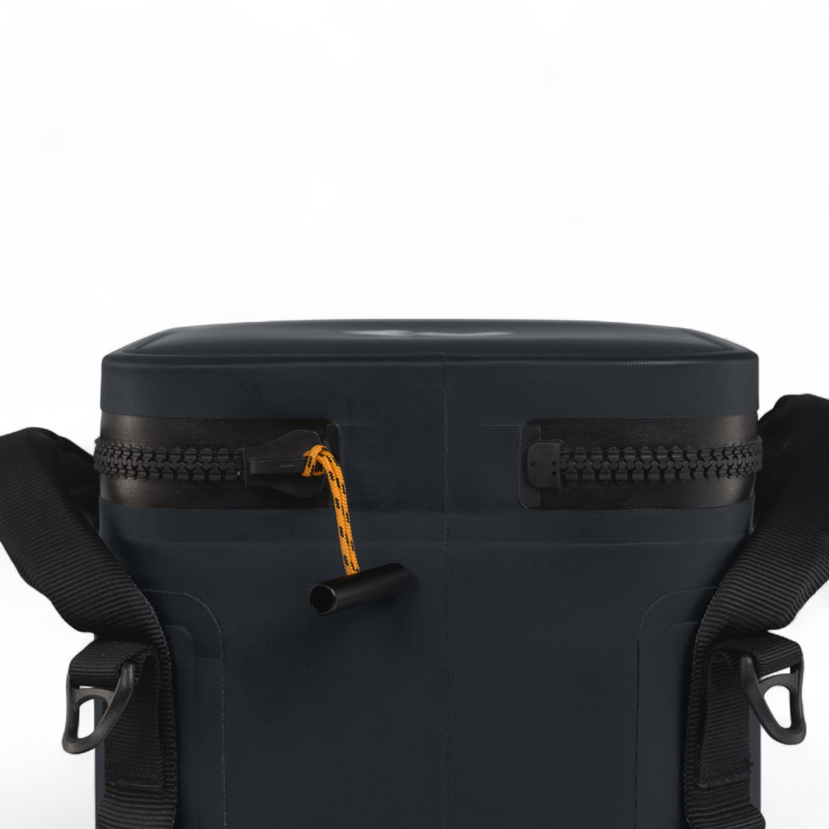 Dometic PSC9 Soft Cooler – achterkant bovenzijde in beeld met waterdichte ritssluiting, schouderband en handige zijstrips, in kleur Slate