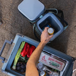 Dometic PSC9 Soft Cooler – compacte waterdichte geopende koeltas in kleur moss naast een grote dometic koelbox gevuld met blikjes