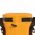 Dometic PSC9 Soft Cooler – detail van zijkant met waterdichte ritssluiting, achterzijde van de bovenkant van de Glow kleur koeltas
