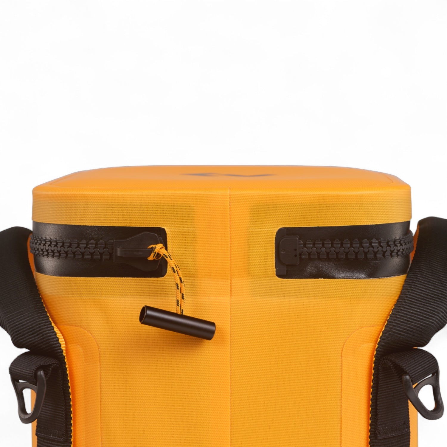 Dometic PSC9 Soft Cooler – detail van zijkant met waterdichte ritssluiting, achterzijde van de bovenkant van de Glow kleur koeltas