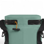 Dometic PSC9 Soft Cooler – detail van zijkant met waterdichte ritssluiting, achterzijde van de bovenkant van de Moss kleur koeltas
