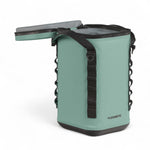 Dometic PSC9 Soft Cooler – detail van zijkant met waterdichte ritssluiting, geopend met brand Dometic op de voorzijde en klep geopend, kleur Moss