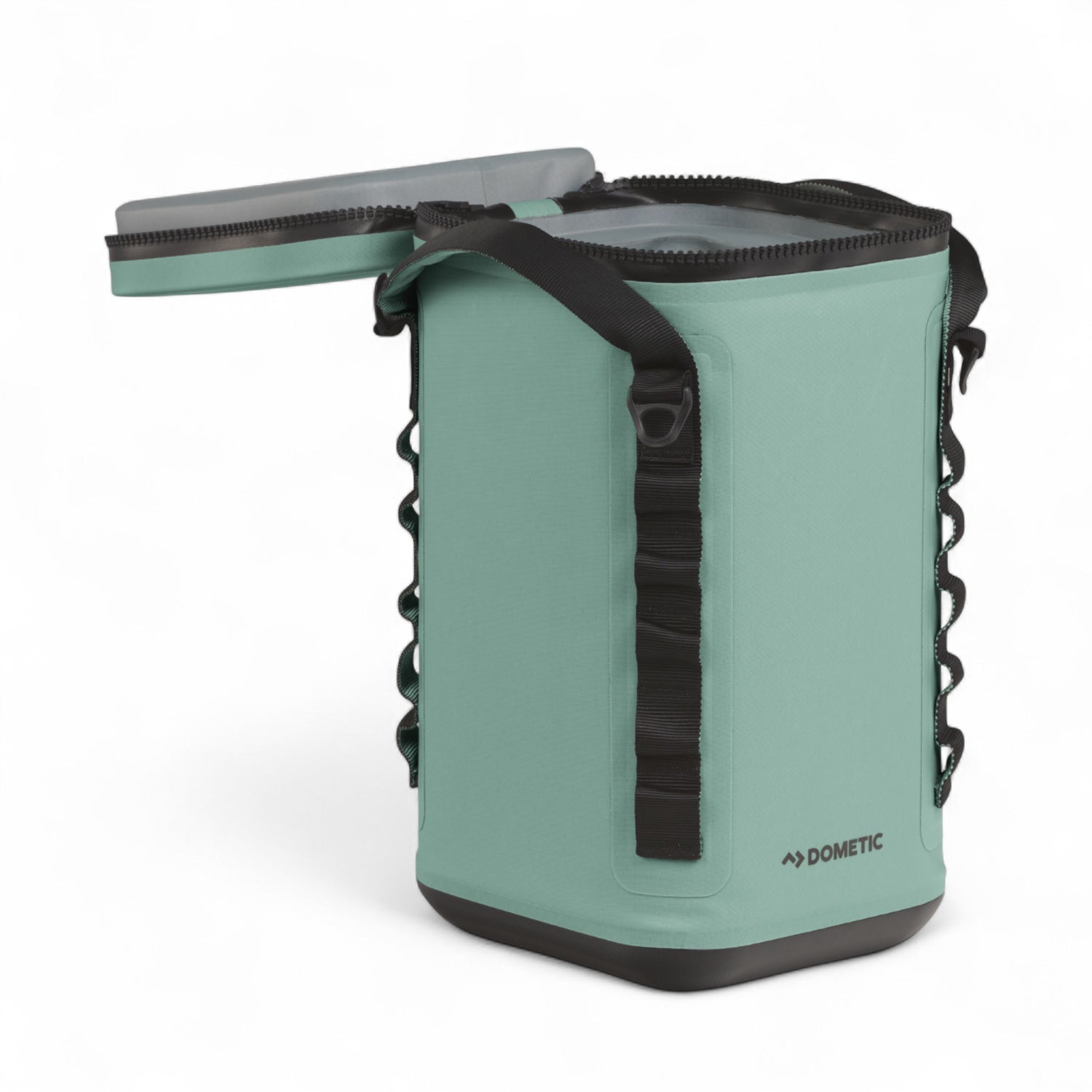 Dometic PSC9 Soft Cooler – detail van zijkant met waterdichte ritssluiting, geopend met brand Dometic op de voorzijde en klep geopend, kleur Moss