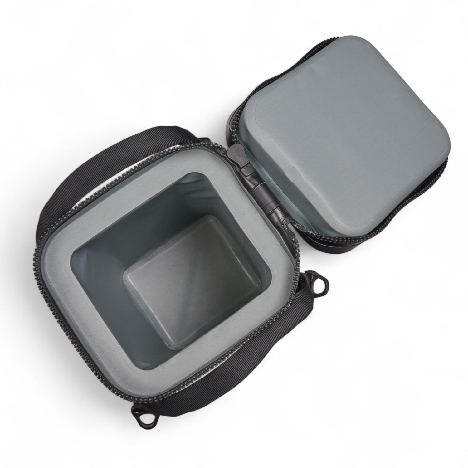 Dometic PSC9 Soft Cooler – geopende bovenkant in beeld met waterdichte ritssluiting, schouderband en handige zijstrips, in kleur Slate