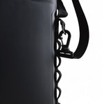 Dometic PSC9 Soft Cooler in kleur Slate – detail van zijkant met waterdichte ritssluiting, verzegelde bevestigingshaak van de draagriem en opbergruimte in de zijstrip