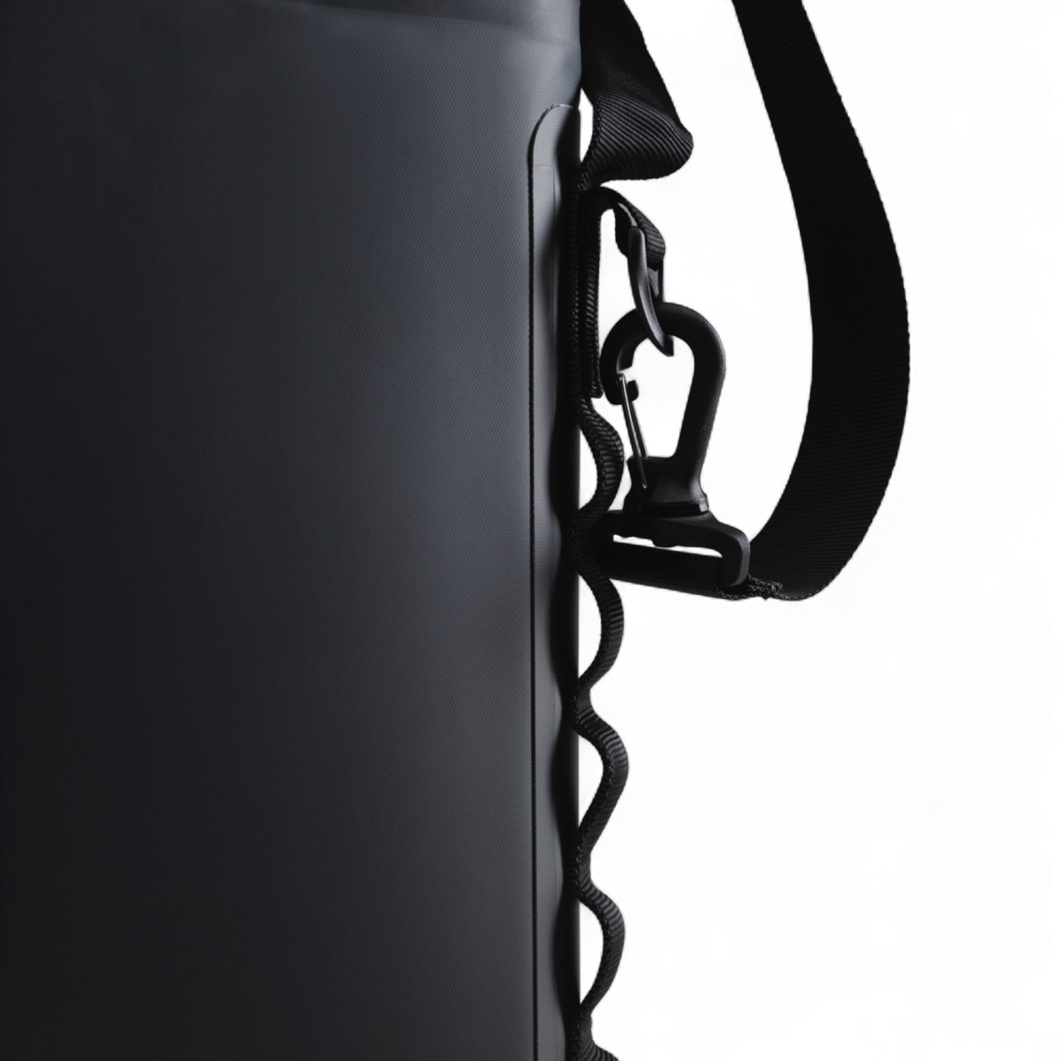 Dometic PSC9 Soft Cooler in kleur Slate – detail van zijkant met waterdichte ritssluiting, verzegelde bevestigingshaak van de draagriem en opbergruimte in de zijstrip