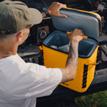 Dometic_psc19_glow_op_een_laadklep_van_een_jeep_met_een_man_die_een_blikje_uit_de_koeltas_haalt