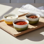 Drie Flamefield Soleil kommen melamine ribbel matte look met sausjes gevuld op een houten tray