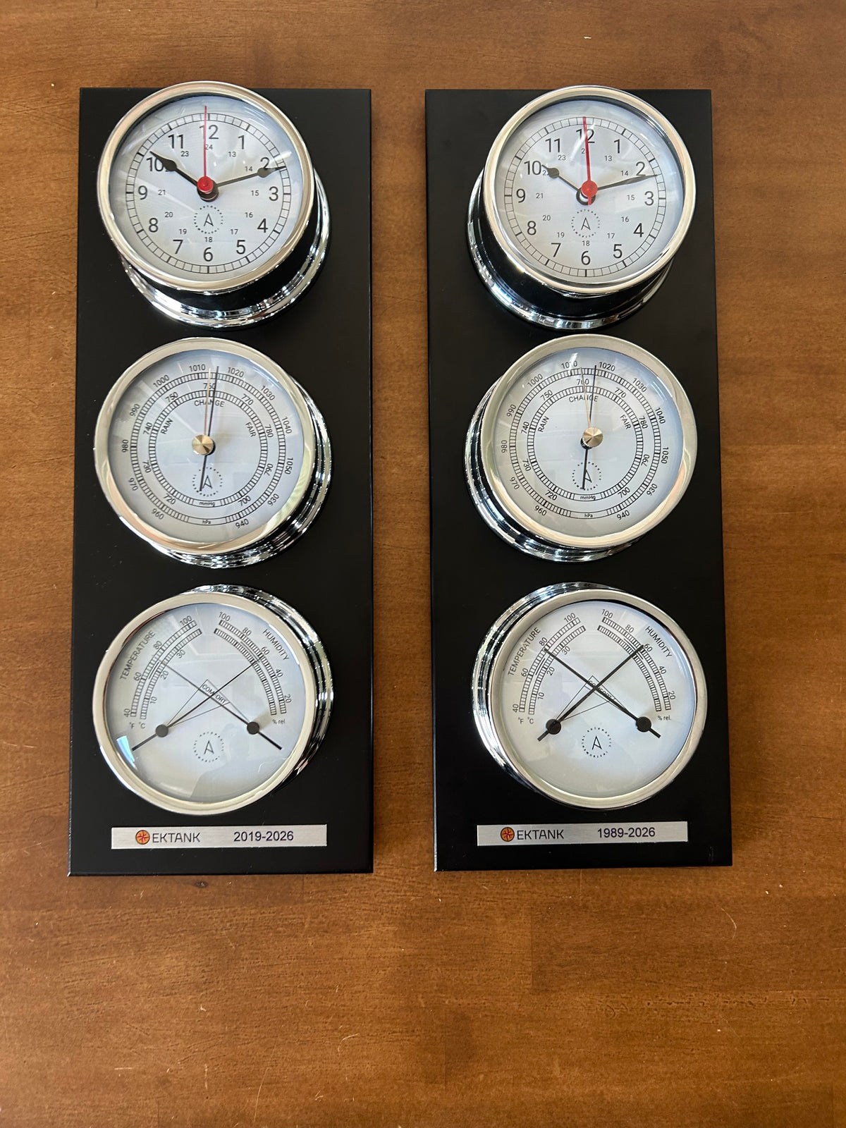 Ektank_weerstations_op_zwarte_gelakte_plank