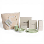 FF Collection Aegean Land green 16-delige melamine servies set anti-slip met koeltas en alle verpakkingsdoosjes die erbij horen uitgestalt naast elkaar
