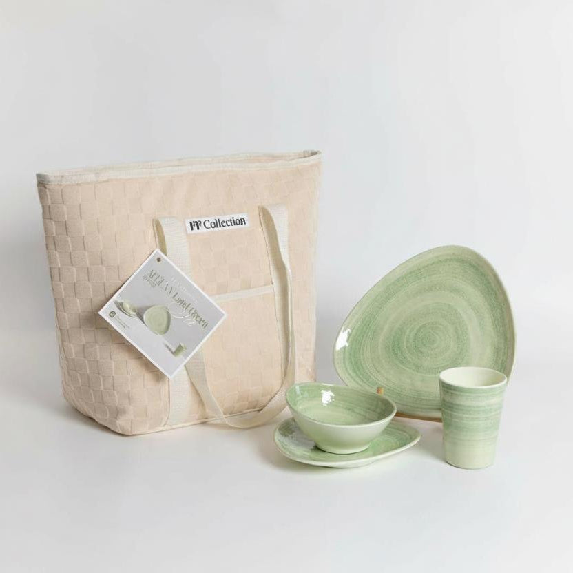 FF Collection Land green 16-delige melamine servies set anti-slip met uitgestald op een witte achtergrond met de creme witte koeltas staand erbij