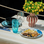 Flamefiel gedekte tafel met granite servies , deep sea bord, clear wine goblet en een ice tumbler