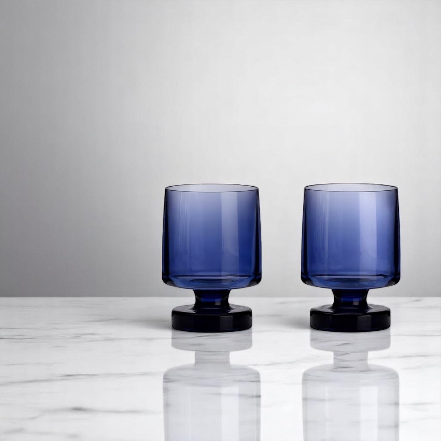 Flamefield Acrylic Heavy Base Stacking Goblet – 2 Stuks (340ml | Blauw) op het aanrechtblad