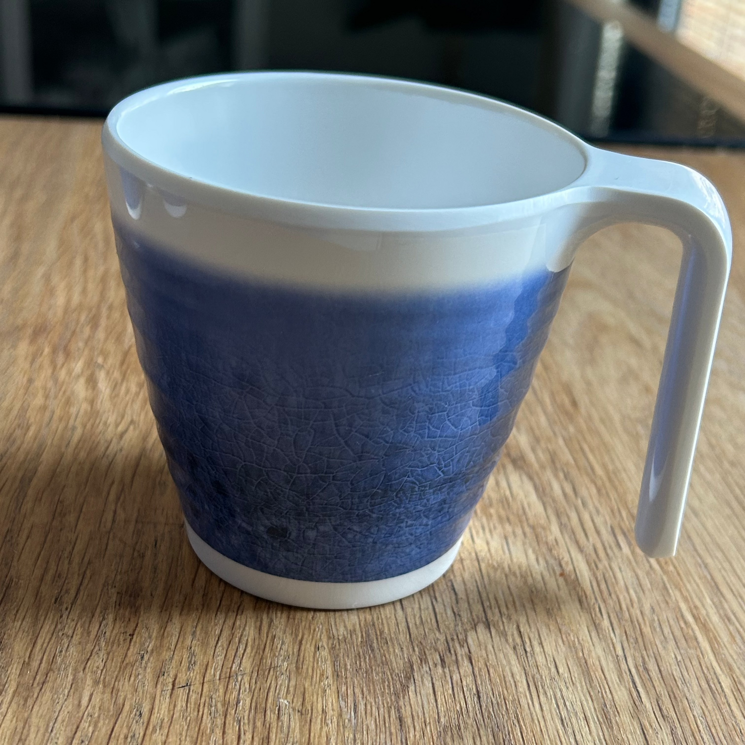 Flamefield Azure mok blauw met wit met greep, prachtige staand op houten keukenblad