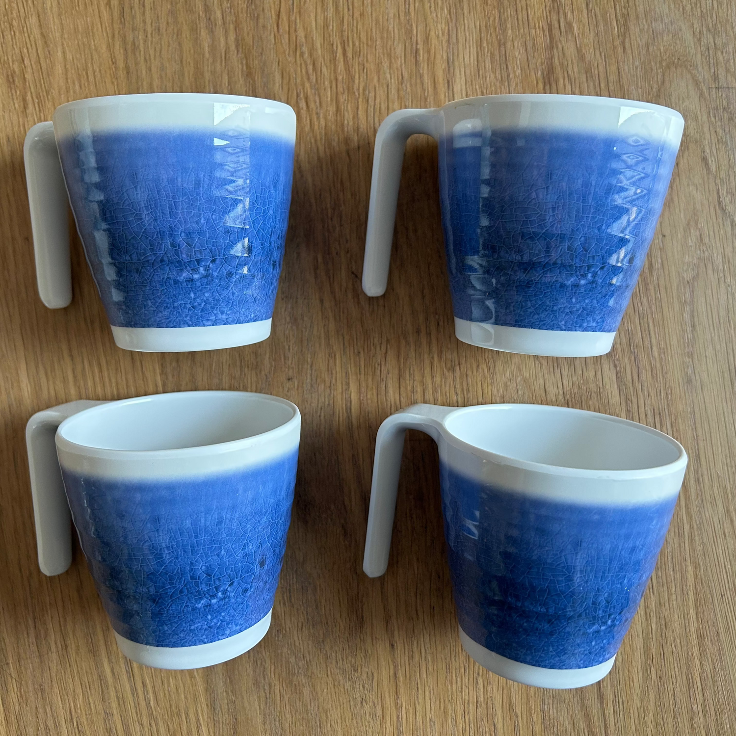 Flamefield Azure mokken blauw met wit prachtige glans liggend op houten keukenblad