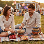 Flamefield Container set op een festival waar 2 festival gangers lekker op de grond zitten en snacks eten uit de container
