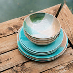 Flamefield Dunes 12 pc Melamine Set gestapeld op een houten vlonder