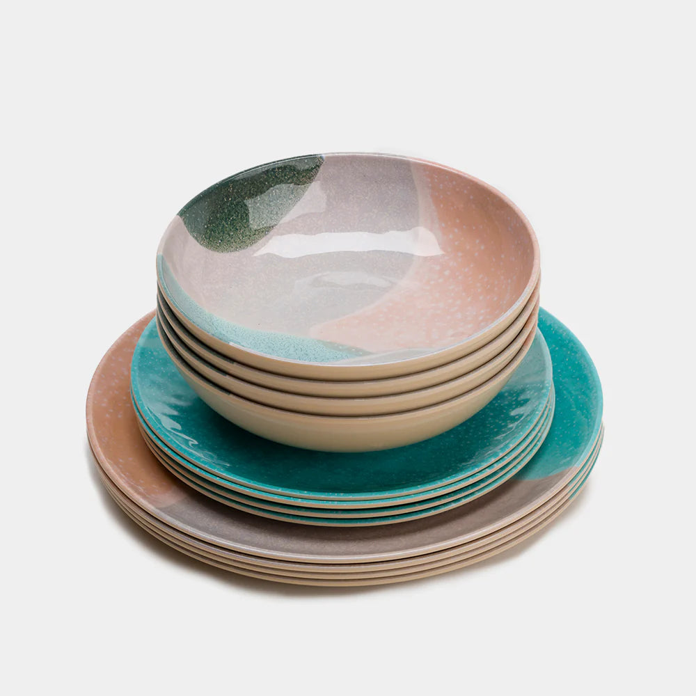 Flamefield Dunes serviesset – 12-delig melamine onbreekbaar servies in zand en blauw dinerborden, ontbijtborden en kommen gestapeld