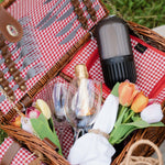 Flamefield_Goblet_picknickmand_met_wijnglazen_en_rood_wit_geblokt_kleed