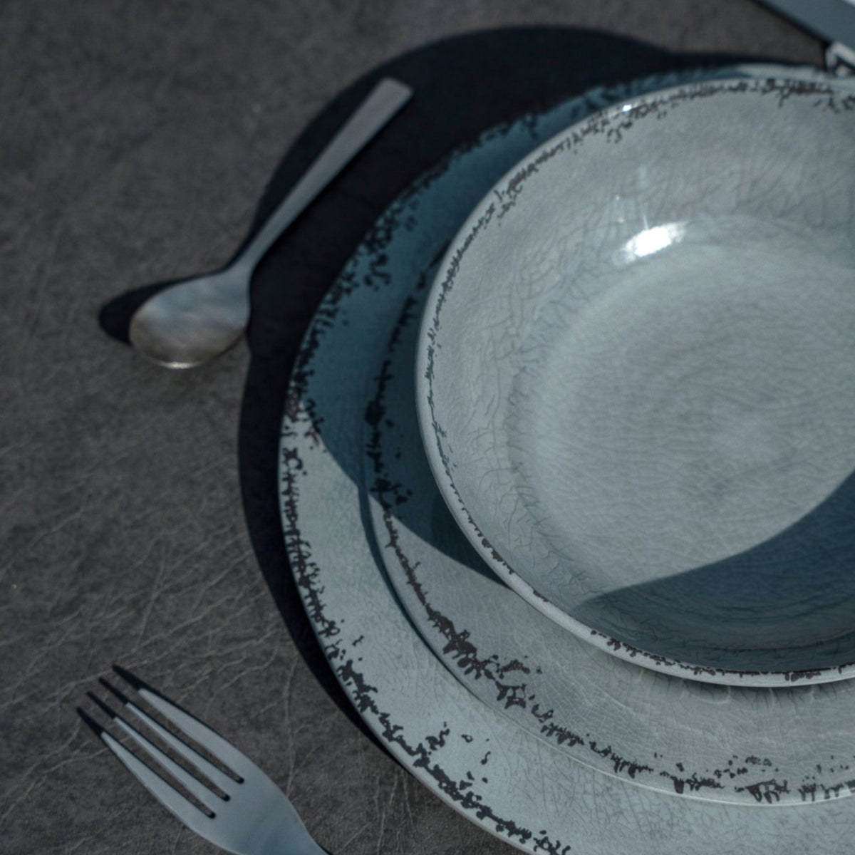 Flamefield Moondust borden en kom met bestek mooi gepresenteerd