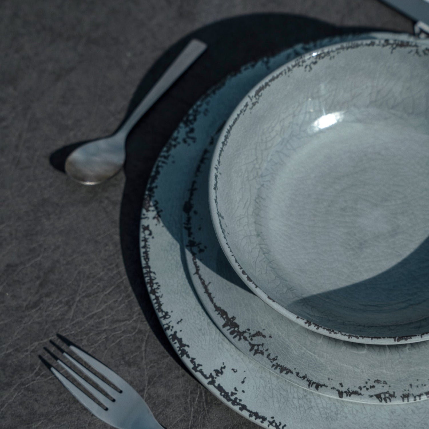 Flamefield Moondust borden en kom met bestek mooi gepresenteerd