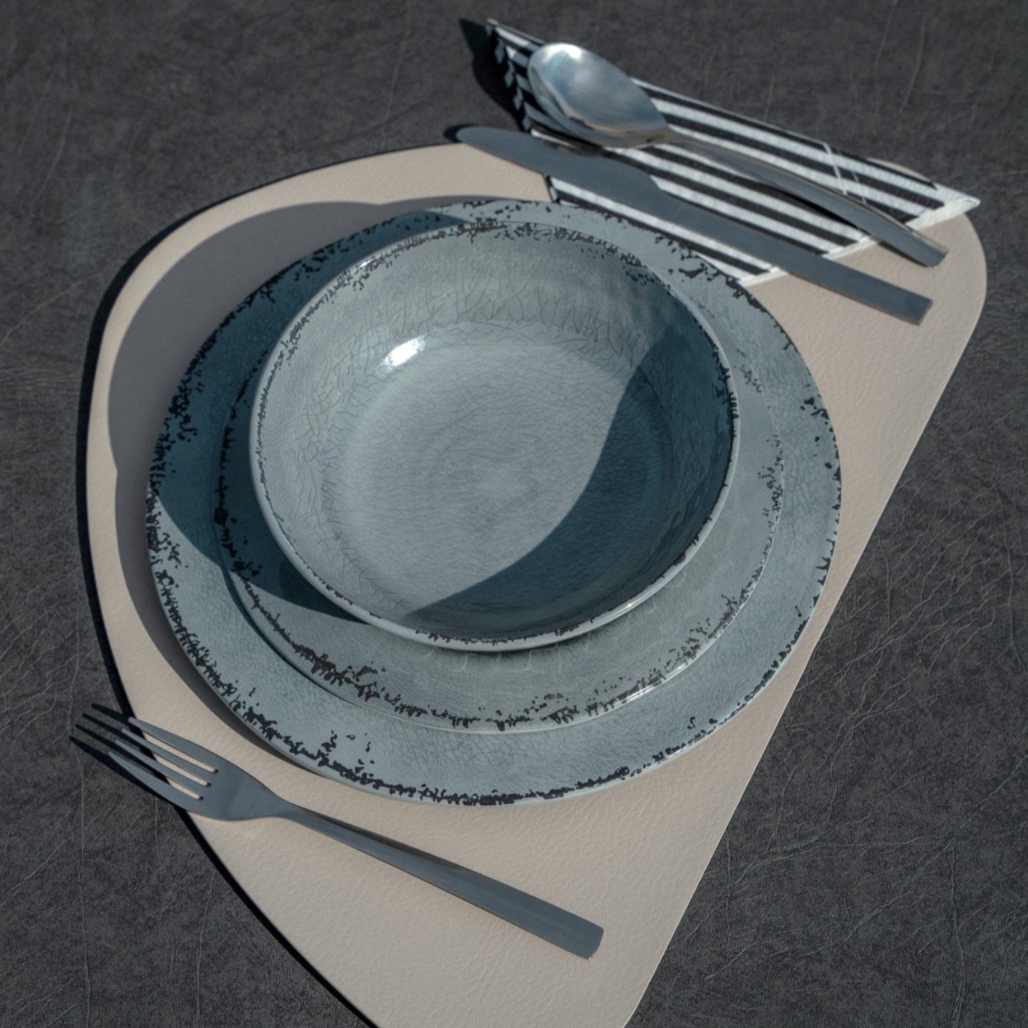 Flamefield Moondust borden en kom met bestek mooi gepresenteerd op een placemate met bestek