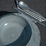 Flamefield Moondust dinerbord met ontbijtbord en kom met bestek op gestreept servet