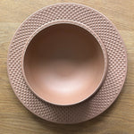 Flamefield NanoPlate Blush melamine servies, ultra lichtgewicht, bovenaanzicht op houten blad