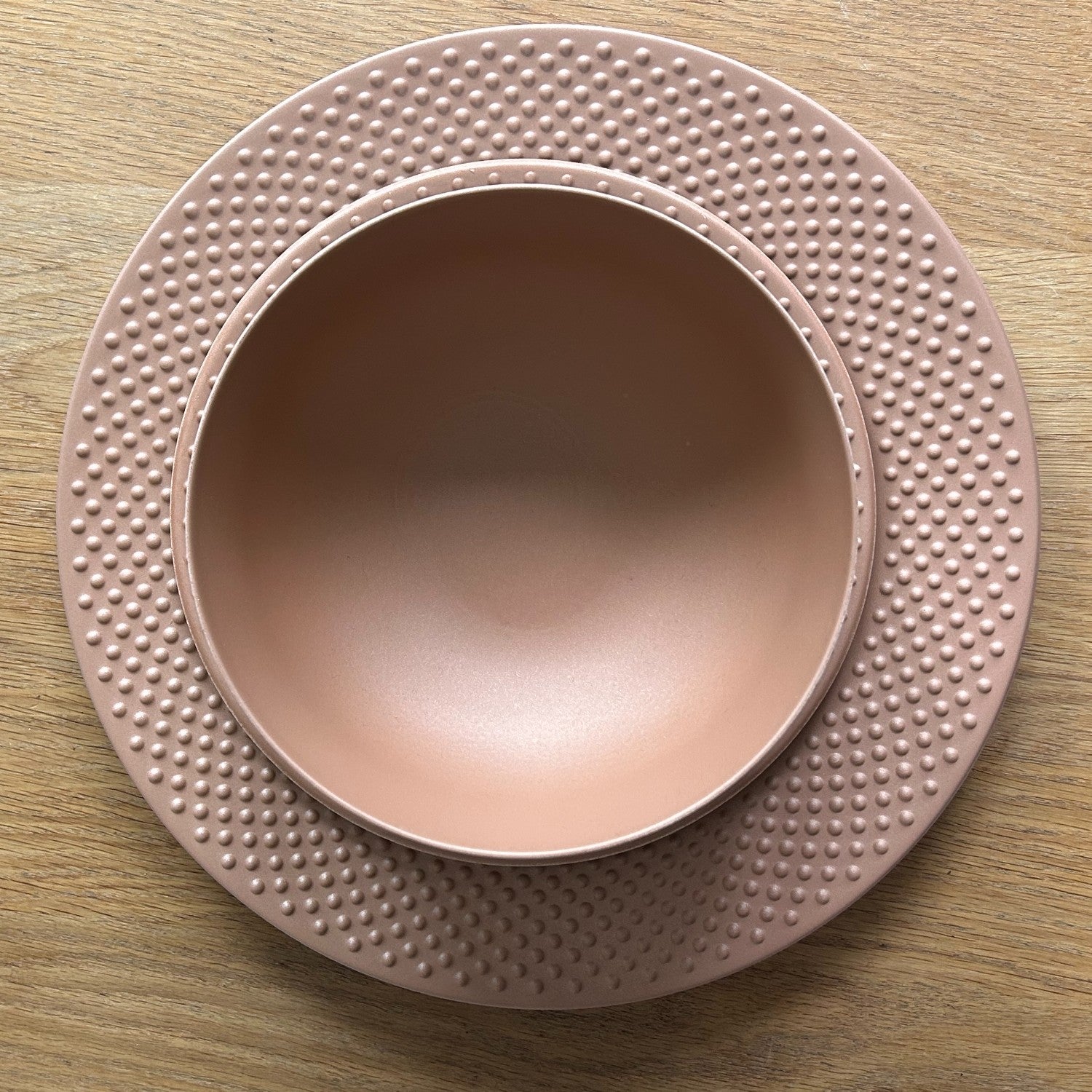 Flamefield NanoPlate Blush melamine servies, ultra lichtgewicht, bovenaanzicht op houten blad