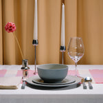 Flamefield Ripple Sand RS0112 melamine servies zand, grijs, natuur relief in tafelsetting met zilver accent